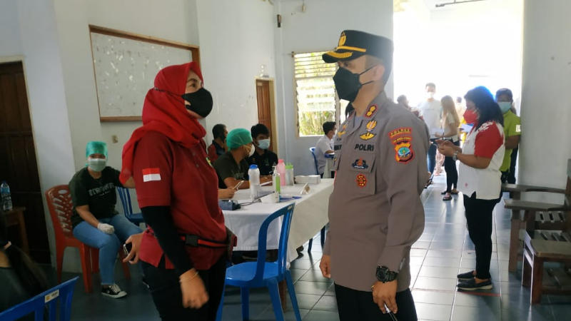 Polres Minut Kawal Vaksinasi Covid-19, Bantu Ingatkan Peserta Agar Jarak