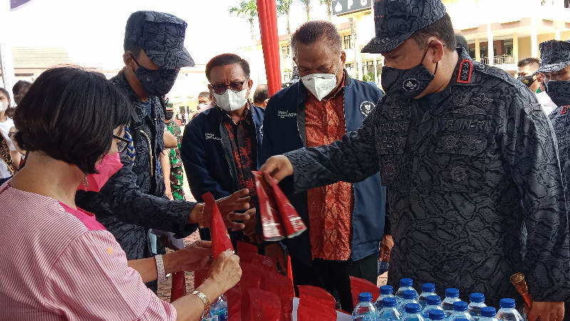 Pulang Kampung, Petrus Golose Borong Jajanan UMKM Sulut