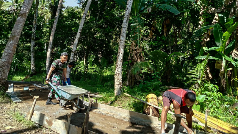 Tunjukan Semangat Gotong Royong, Babinsa Bersama Warga Malisade Bangun Akses Jalan Desa