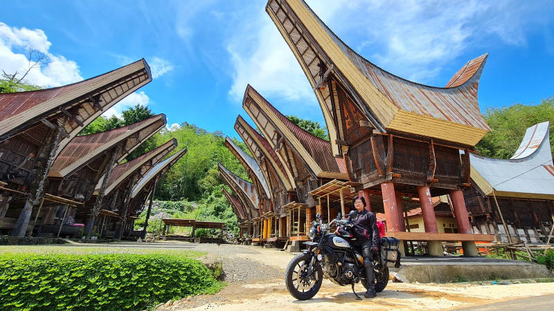 Touring M8 Nusantara Identitas Indonesia Etape 2 Berikan Wawasan Kebangsaan di Sekolah Sulawesi