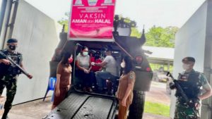 Warga Nikmati Layanan Vaksinasi di dalam Kendaraan Tempur TNI, Kolaborasi Dinkes Minut-Kompi Kavaleri 10/MSC