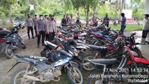 Sat Samapta Polres Mitra dan Polsek Ratatotok Sita Belasan Ranmor dan Sajam