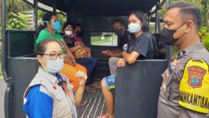 Hebat! di Ranowulu, Polisi Antar-Jemput Warga untuk Vaksinasi
