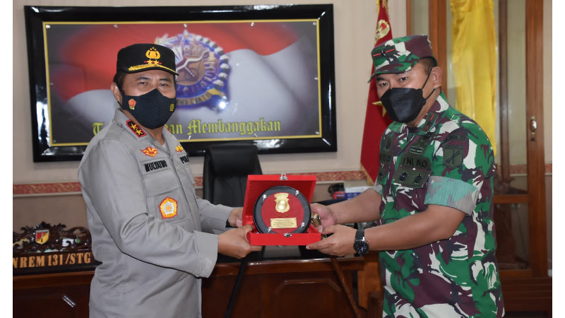 Temui Danrem 131/Santiago, Kapolda Sulut Lanjutkan Sinergitas dan Kekompakan TNI-Polri