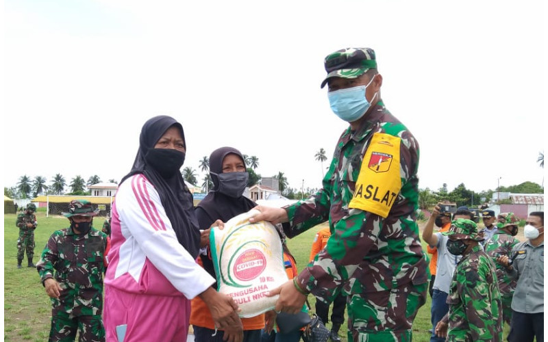 Latihan Penanggulangan Bencana Alam Korem 131/Santiago Resmi Ditutup, 100 Karung Beras Dibagikan