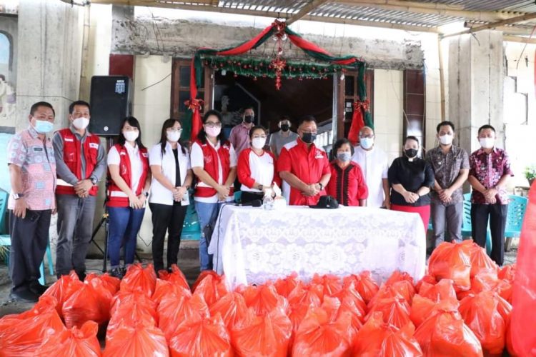 Ketua PMI Minahasa Dondokambey Serahkan Bantuan Pada Lansia