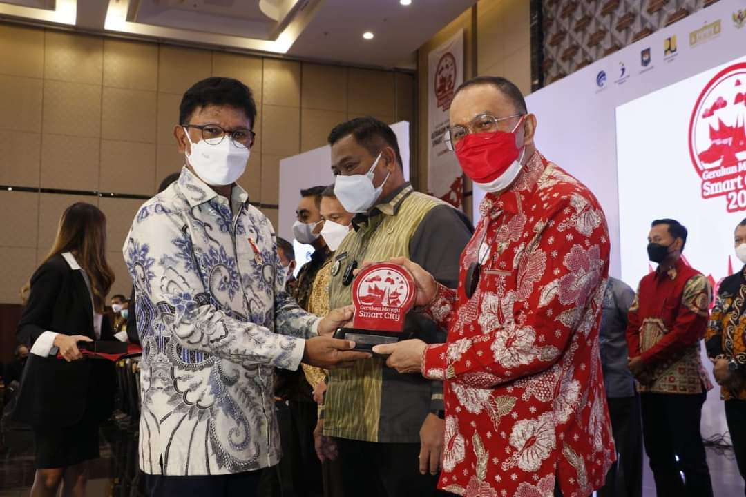 Jadikan Minahasa Kota Smart City, Royke Roring Terima Penghargaan