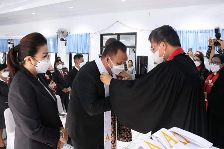 Diteguhkan Sebagai Penatua Kaum Bapa GMIM Petra Sawangan, Robby Dondokambey: Saya Bersedia 8 Diteguhkan Sebagai Penatua Kaum Bapa GMIM Petra Sawangan, Robby Dondokambey: Saya Bersedia