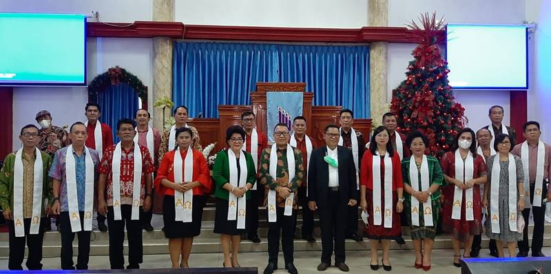 Foto bersama Pelsus GMIM Zaitun Mahakeret usai ibadah Natal.