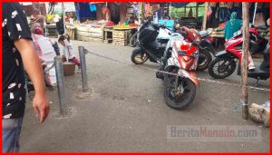 Agar Nyaman Berbelanja Saat Natal, PD Pasar Tomohon Pasang Rantai
