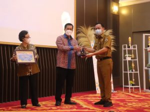 Diserahkan Steven Kandouw, Caroll Senduk Terima Penghargaan 5 kali WTP Berturut-turut