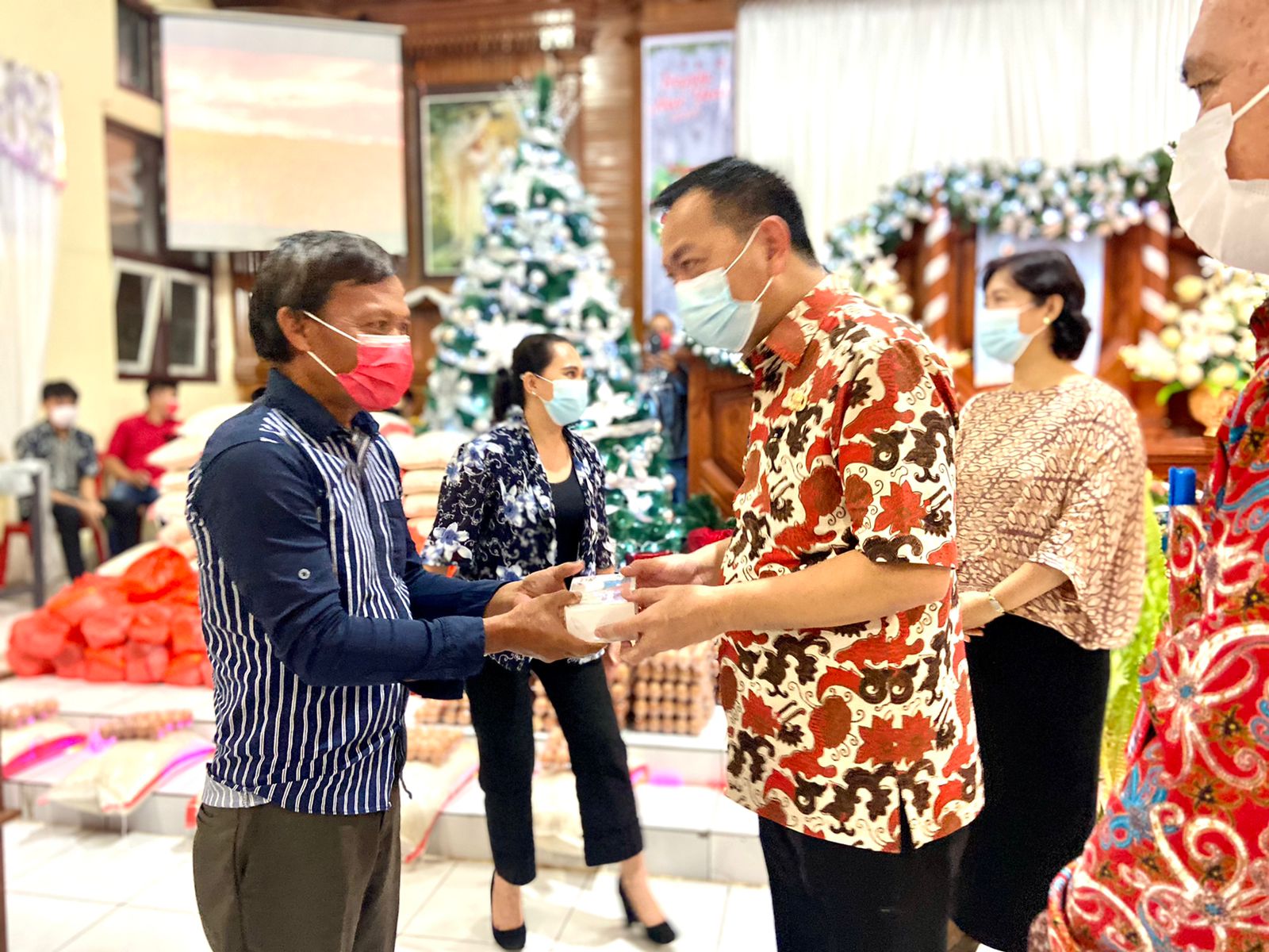 Kini Giliran Pala se-Tomohon Barat Dapat Kado Natal dari Caroll Senduk