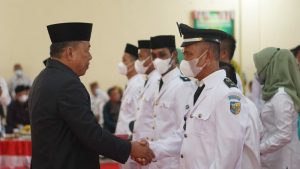 Bupati Depri Pontoh Lantik Isnain Patiro Sebagai Sangadi Ollot Satu