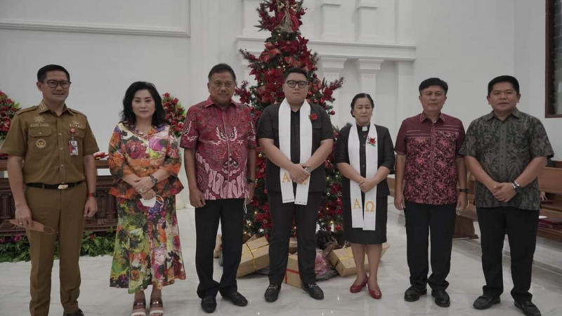 Joune Ganda Rayakan Pra Natal Bersama Gubernur Olly Dondokambey se-Keluarga
