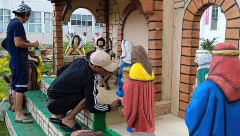Kandang Natal Buatan Yansen Polii Hiasi Halaman Gereja GMIM Sion Tomohon