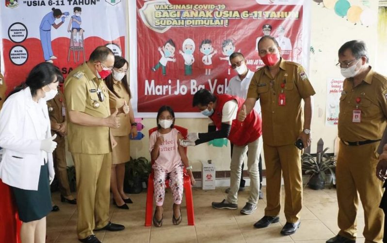 Royke Roring Tinjau Vaksinasi Anak Usia 6 hingga 11 Tahun di Kawangkoan