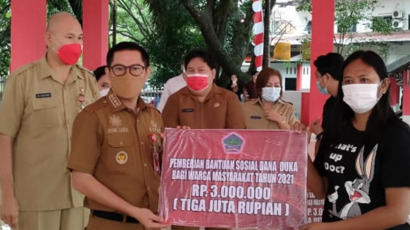 Bupati Joune Ganda Salurkan Rp999 Juta Dana Duka Bagi 333 Masyarakat