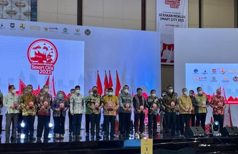 Jadikan Minahasa Kota Smart City, Royke Roring Terima Penghargaan 12 Jadikan Minahasa Kota Smart City, Royke Roring Terima Penghargaan