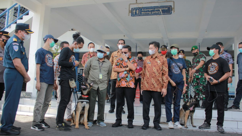 Bantu Cegah Penyeludupan, Maurits Mantiri - Hengky Honandar Dihadiahi Dua Anjing Pelacak