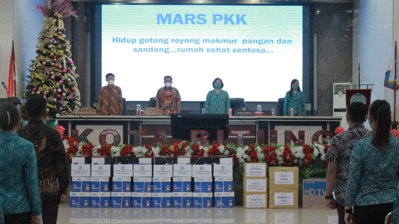 Wali Kota Sebut PKK Telah Ikut Bantu Program Maurits Mantiri - Hengky Honandar