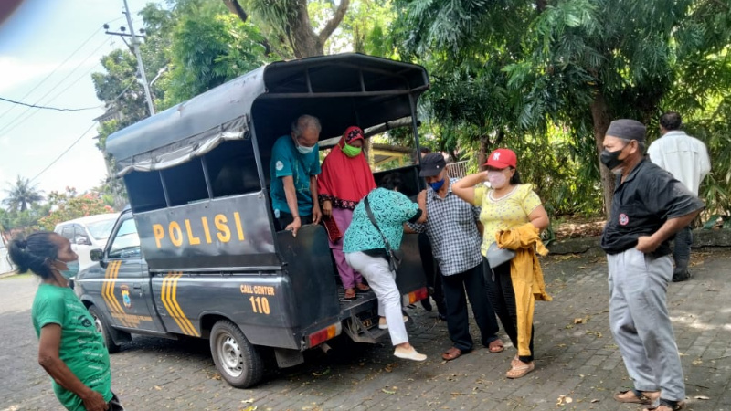 Gunakan Mobil Patroli, Polsek Ranowulu "Culik" Warga untuk Divaksin COVID-19