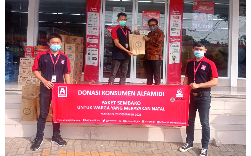 Dari Hasil Donasi Konsumen Waktu Pembayaran di Kasir, Alfamidi Berbagi Bingkisan Natal Untuk Warga