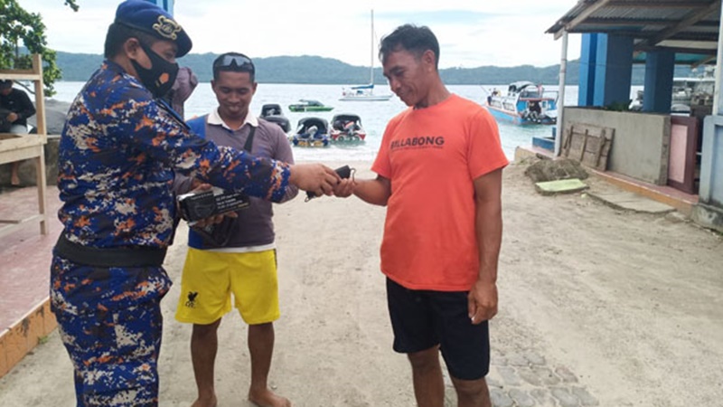 Satpolair Talaud Bagikan Masker dan Sosialisasi Prokes ke Penumpang Kapal