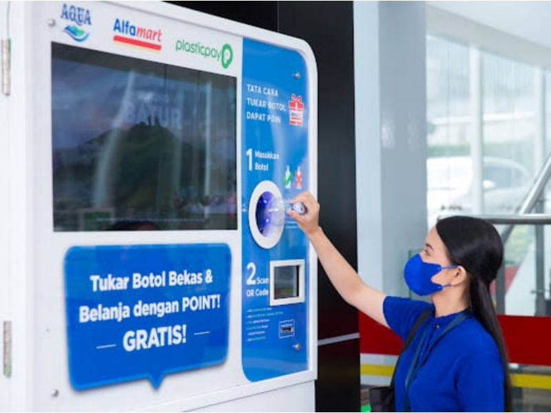 Danone-AQUA dan Alfamart Luncurkan Reverse Vending Machine, Ajak Konsumen Kelola Sampah