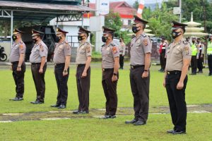 40 Personil Polres Tomohon Terima Kado Akhir Tahun