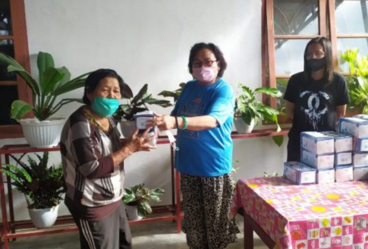 Sheany Bagikan Masker Kepada 207 KK di Desa Tolok