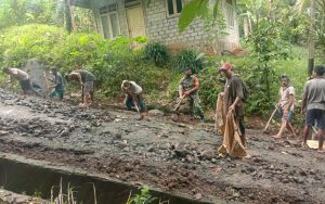 Dukung Pembangunan Desa, Babinsa Koramil 1304/Manganitu Bersama Warga Bangun Jalan Rabat Beton