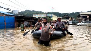 Bantu Penanganan Banjir dan Longsor di Jayapura, Polda Papua Terjunkan 380 Personel