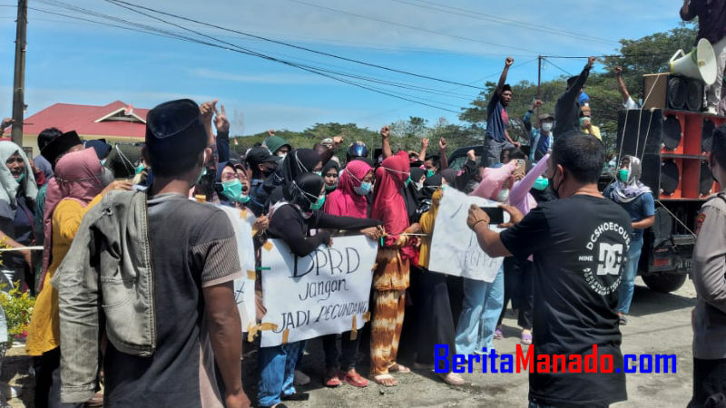 Kantor DPRD Bolmut di Datangi Ratusan Masa, ini Penyebabnya