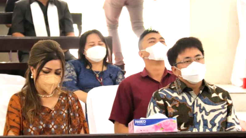 Didampingi Isteri Tercinta, Andrei Angouw Hadiri Ibadah Minggu GMIM Fungsional Kampus Unsrat