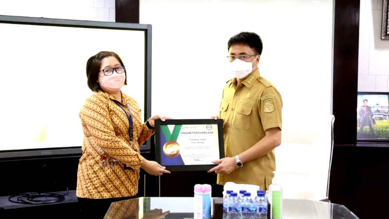 Pemkot Manado Terima Penghargaan Pencapaian UHC JKN-KIS