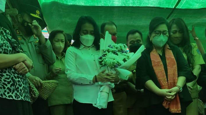 Suasana Haru, Menteri P3A Kunjungi Keluarga Anak yang Diduga Korban Kekerasan Seksual