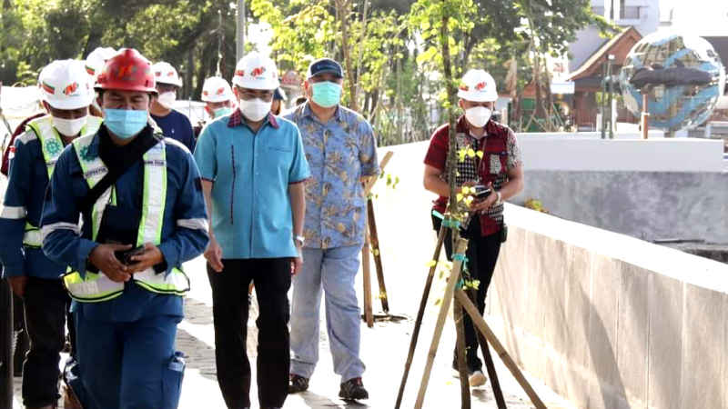 Andrei Angouw Menyusuri Pantai Malalayang Tinjau Pembangunan Minanga Beach Walk