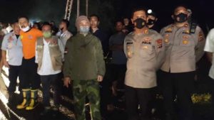 Ruas Jalan AKD Diterjang Longsor, TNI/Polri Gotong Royong Bersihkan Material