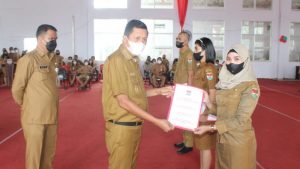 Penyerahan SK PNS, Jesaja Legi Tekankan Komitmen Pengabdian bagi Daerah