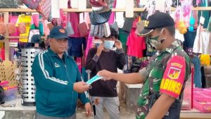 Tindakan Babinsa Koramil Belang Bagikan Masker ke Pengunjung Pasar Diapresiasi