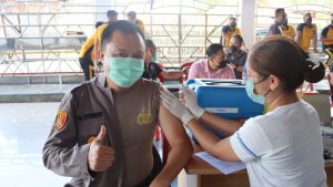 Dukung Percepatan Vaksinasi, Jajaran Polres Minahasa Tenggara Divaksin Booster