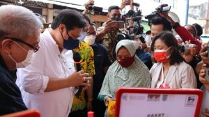 Menko Airlangga Hartarto Diserbu Emak-emak di Pasar Salatiga, Ini Penyebabnya