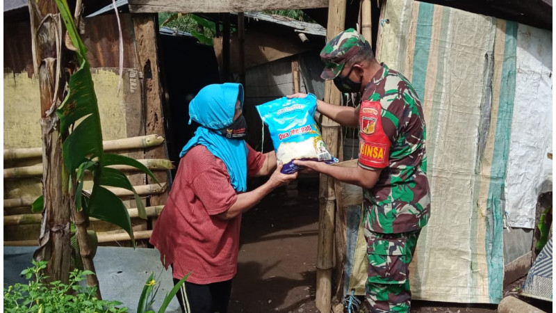 Babinsa Kodim Manado Bantu Lansia, Rutin Kunjungi dan Bawa Beras