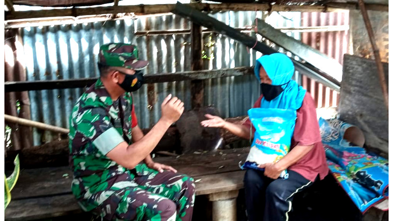 Babinsa Kodim Manado Bantu Lansia, Rutin Kunjungi dan Bawa Beras