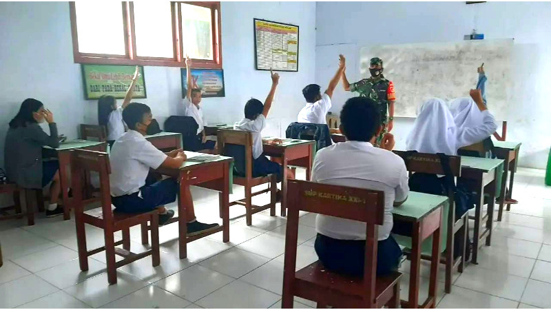 Babinsa Sertu Adi Jadi Guru 1 Hari, Para Siswa Antusias Belajar Wawasan Kebangsaan