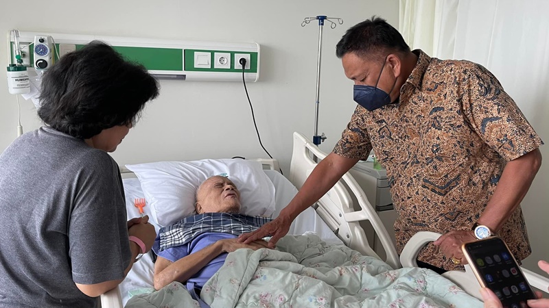 Olly Dondokambey Doakan Kesembuhan Remy Sylado