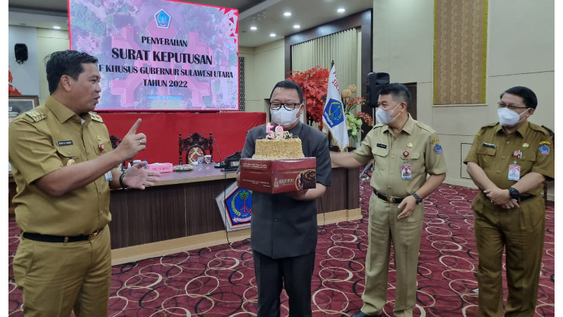 Pdt Lucky Rumopa Terima SK Staf Khusus Gubernur Tepat di HUT ke-59