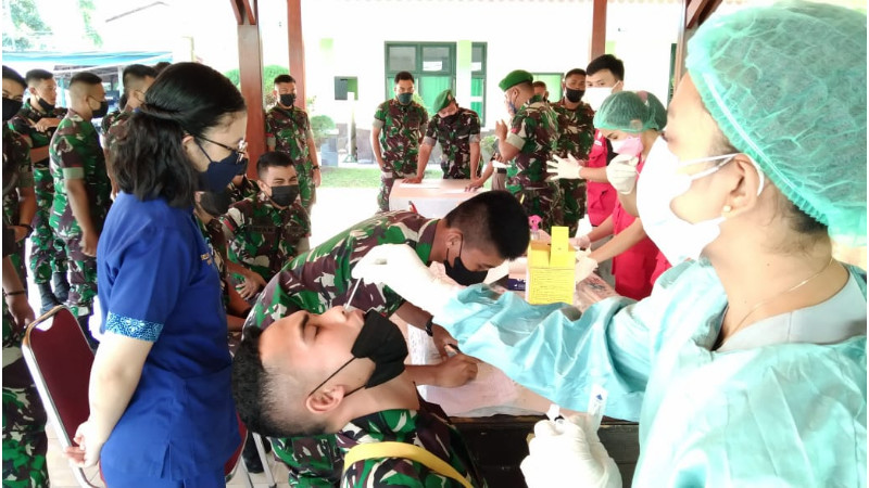 Ditinjau Langsung Brigjen TNI Meyer Putong, Personel Korem 131/Santiago Jalani Tracing Covid-19