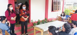 Warga Woloan II Terima Bansos, Jeane Kures: Bukan Untuk Beli Cabo