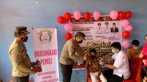 Kapolres Ketut Suryana Pantau Vaksinasi di SD 1 Tolondadu, Bagi-bagi Camilan untuk Anak